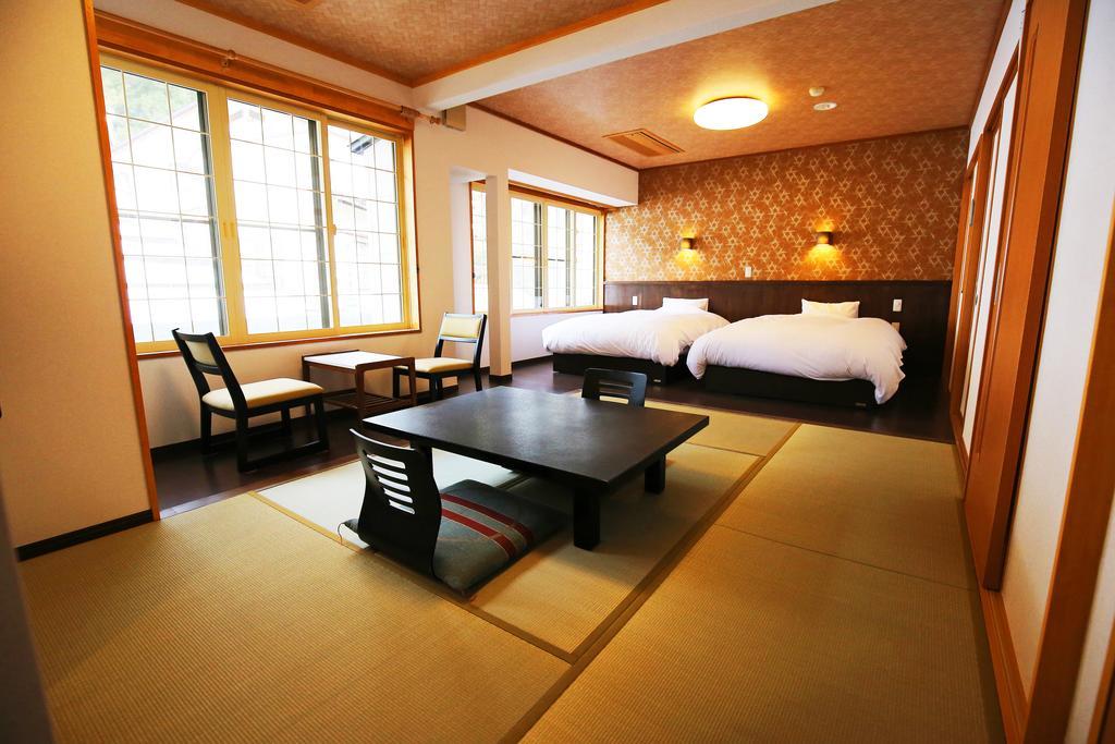Nakajimaya Ryokan โนซาวะออนเซ็น ภายนอก รูปภาพ